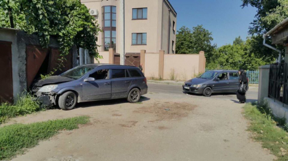 Accident pe o strada din cartierul Sculeni. Nu au putut imparti carosabilul, astfel unul dintre soferi a ajuns cu masina intr-un garaj - GALERIE FOTO
