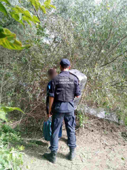 Un minor de 14 ani din raionul Hancesti, retinut in timp ce intentiona sa transporte ilegal mai multe tigari pe celalt mal al Prutului. Cum s-a intamplat totul - FOTO
