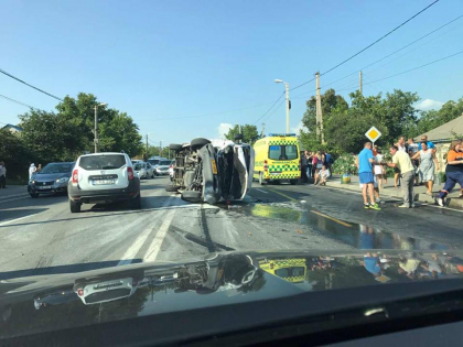 Grav accident la Peresecina. Un microbuz de linie plin cu pasageri s-a rasturnat dupa ce s-a ciocnit cu o Lada: cel putin 6 persoane transportate de urgenta la spital - GALERIE FOTO