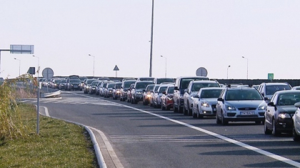 Traficul rutier spre litoralul romanesc este foarte intens: politistii recomanda rute alternative la A2 Traficul rutier spre litoralul romanesc este foarte intens: politistii recomanda rute alternative la A2