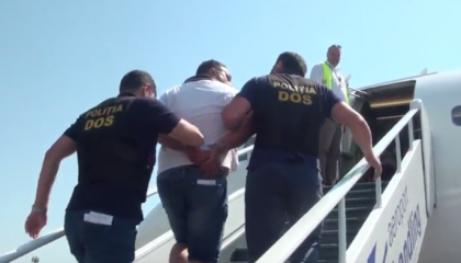 Un austriac si doi italieni, extradati din tara. Acestia sunt acuzati de escrocherie si trafic de copii: momentul in care unul dintre ei refuza sa paraseasca RM si este dus cu forta - VIDEO