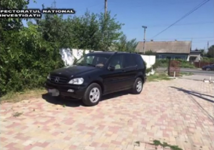 Motivul pentru care doi barbati din Cantemir ar fi fost pusi in portbagajul unui Mercedes, dusi intr-o padure, iar acolo - pusi sa-si sape propriile morminte. Suspectii, retinuti - VIDEO Motivul pentru care doi barbati din Cantemir ar fi fost pusi in portbagajul unui Mercedes, dusi intr-o padure, iar acolo - pusi sa-si sape propriile morminte. Suspectii, retinuti - VIDEO