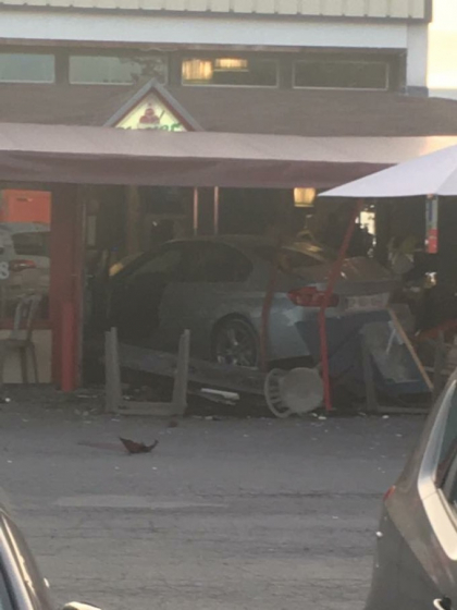 O masina a intrat intr-o pizzerie de langa Paris. O fetita de 8 ani a murit - FOTO