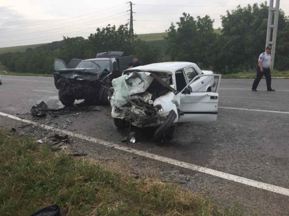 Grav accident pe soseaua Orhei - Rezina. Un barbat s-a stins pe loc, iar alte doua persoane - mama si fiica, internate in stare extrem de grava dupa ce masina in care se aflau s-a ciocnit violent cu un BMW - FOTO