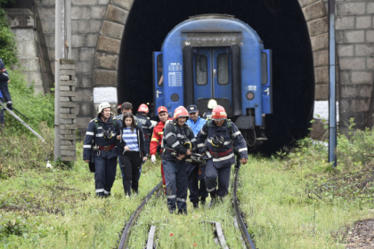 Grav accident in Romania. Femeia care a murit lovita de tren impreuna cu cei trei copii era insarcinata. A lasat un bilet de adio Grav accident in Romania. Femeia care a murit lovita de tren impreuna cu cei trei copii era insarcinata. A lasat un bilet de adio