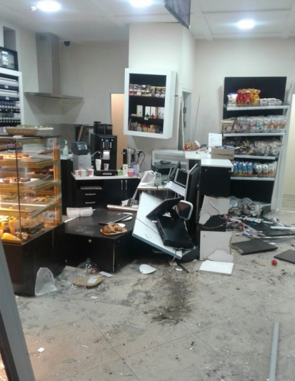 Client nepoftit! Un barbat din Soroca a intrat in plin cu masina in magazinul unei statii PECO dupa care a rupt-o la fuga - GALERIE FOTO Client nepoftit! Un barbat din Soroca a intrat in plin cu masina in magazinul unei statii PECO dupa care a rupt-o la fuga - GALERIE FOTO