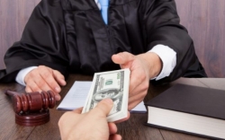 Un avocat din capitala, retinut de catre ofiterii CNA dupa ce ar fi cerut 3 mii de euro de la cateva persoane. Ce a promis ca va face in schimbul acestei sume Un avocat din capitala, retinut de catre ofiterii CNA dupa ce ar fi cerut 3 mii de euro de la cateva persoane. Ce a promis ca va face in schimbul acestei sume