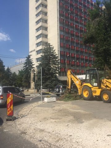 Centrul capitalei, inconjurat de politisti cu veste antiglont. Muncitorii de pe santierul Stefan cel Mare au descoperit un proiectil in timp ce efectuau sapaturi. Genistii urmeaza sa ajunga acolo - GALERIE FOTO