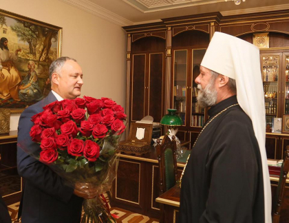 Aglomeratie de masini de lux la sediul Mitropoliei! Dodon, Vlah, Lucinschi si Braghis au venit sa-l felicite pe mitropolitul Vladimir - VIDEO. ZdG.md