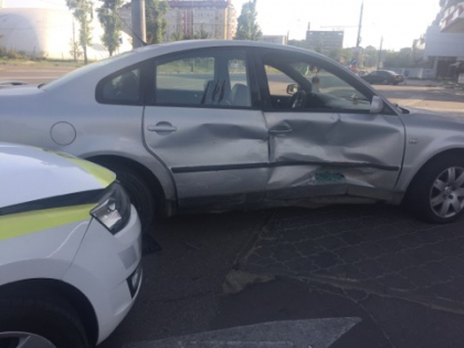Nu au putut imparti carosabilul. O masina a politiei, implicata intr-un accident pe o strada din capitala - GALERIE FOTO Nu au putut imparti carosabilul. O masina a politiei, implicata intr-un accident pe o strada din capitala - GALERIE FOTO