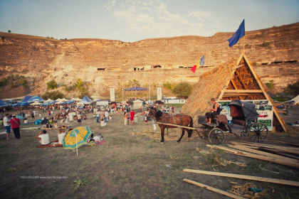 URMARESTE LIVE. Prima zi a Festivalului Gustar la Orhei. Sute de oameni au venit sa petreaca pe malul Rautului URMARESTE LIVE. Prima zi a Festivalului Gustar la Orhei. Sute de oameni au venit sa petreaca pe malul Rautului