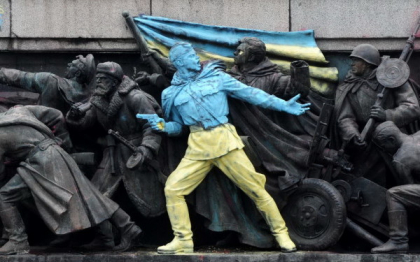 Un artist din Bulgaria a vopsit in culorile Ucrainei monumentul soldatilor sovietici din Sofia, spre furia rusilor Un artist din Bulgaria a vopsit in culorile Ucrainei monumentul soldatilor sovietici din Sofia, spre furia rusilor