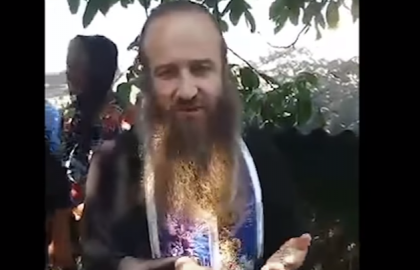 Un preot din Donduseni nu le-a permis rudelor sa intre cu corpul neinsulfetit al unui barbat in biserica. Motivul: "ar fi trait necununat, adica in pacat" - VIDEO