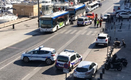 Un mort, un ranit si o arestare dupa ce un Renault intra intr-o statie de autobuz la Marsilia