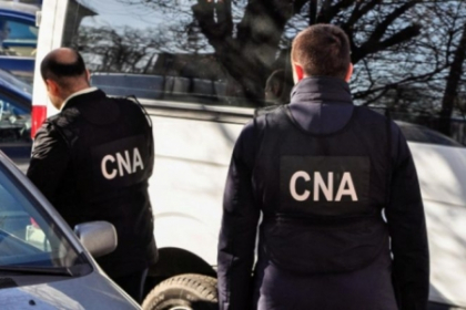 Un grup de functionari si intermediari, retinuti pentru 72 de ore dupa perchezitiile CNA din aceasta dimineata la ministerul Justitiei si Educatiei
Un grup de functionari si intermediari, retinuti pentru 72 de ore dupa perchezitiile CNA din aceasta dimineata la ministerul Justitiei si Educatiei