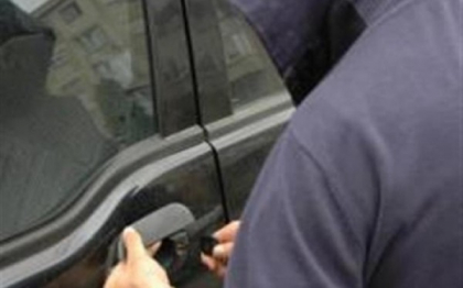 S-a ingrozit cand a vrut sa plece cu prada. Ce a gasit un hot in portbagajul masinii pe care a furat-o S-a ingrozit cand a vrut sa plece cu prada. Ce a gasit un hot in portbagajul masinii pe care a furat-o
