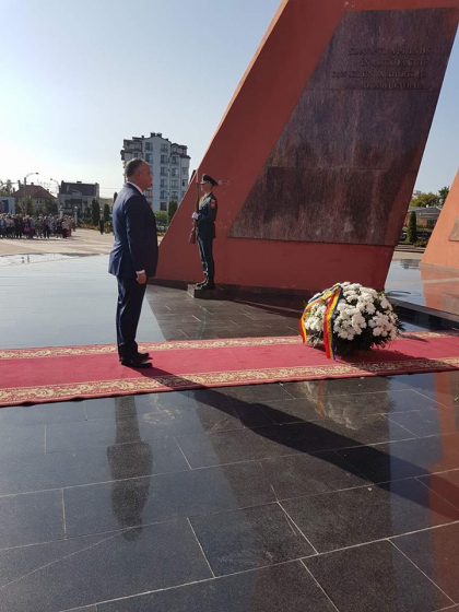 Igor Dodon depune flori la Focul Vesnic cu ocazia actelor eroice in cadrul operatiunii Iasi-Chisinau. Primii veniti au fost socialistii in frunte cu ambasadorul Rusiei la Chisinau - FOTO