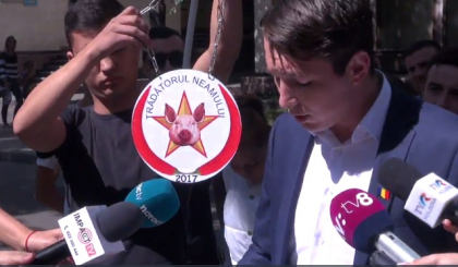 Un grup de liberali a mers la Presedintie cu un cadou pentru Dodon: "Ii oferim aceasta medalie, "Tradatorul neamului. Beti vodka si nu va diorgaiti". Ceban: "Sa i-o puneti lui Ghimpu la gat" - FOTO Un grup de liberali a mers la Presedintie cu un cadou pentru Dodon: "Ii oferim aceasta medalie, "Tradatorul neamului. Beti vodka si nu va diorgaiti". Ceban: "Sa i-o puneti lui Ghimpu la gat" - FOTO