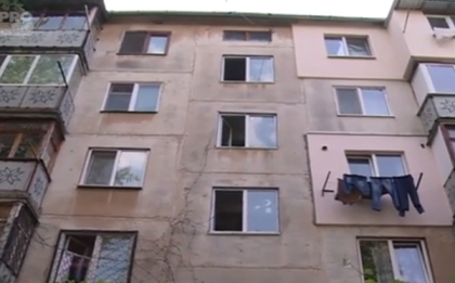 Cei doi copii, o fetita de un an si un baiat de 12 ani, injunghiati de propria mama au fost externati si se afla in grija unor rude