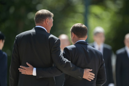 Momentul in care presedintele Frantei, Emmanuel Macron, aflat intr-o vizita peste Prut saluta in limba romana Garda de Onoare a Romaniei. GALERIE FOTO cu cele doua cupluri prezidentiale Momentul in care presedintele Frantei, Emmanuel Macron, aflat intr-o vizita peste Prut saluta in limba romana Garda de Onoare a Romaniei. GALERIE FOTO cu cele doua cupluri prezidentiale