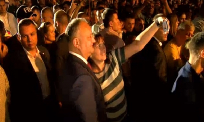 La concertul fastuos din PMAN, Igor Dodon a facut baie de multime. Inconjurat de bodyguarzi, presedintele si-a croit drum spre scena, facand selfie-uri cu cei prezenti - GALERIE FOTO