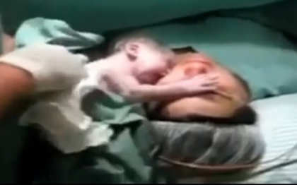 Bebelusul care refuza sa se desprinda de mama lui, dupa ce s-a nascut prin cezariana. VIDEO EMOTIONANT Bebelusul care refuza sa se desprinda de mama lui, dupa ce s-a nascut prin cezariana. VIDEO EMOTIONANT