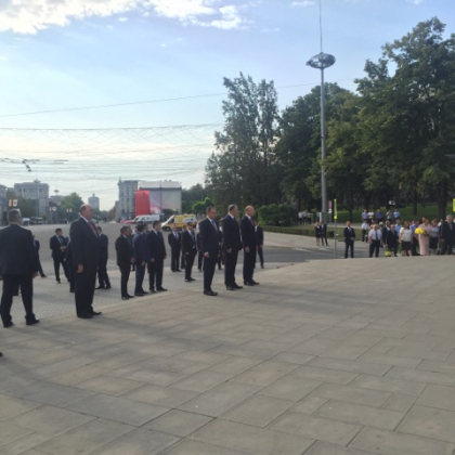 Depuneri de flori de Ziua Independentei. Cei trei, Igor Dodon, Andrian Candu si Pavel Filip, la monumentul lui Stefan cel Mare si Sfant - GALERIE FOTO