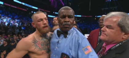 Mayweather l-a distrus pe McGregor. Irlandezul nu s-a mai putut tine pe picioare si a fost luat in brate de arbitru Mayweather l-a distrus pe McGregor. Irlandezul nu s-a mai putut tine pe picioare si a fost luat in brate de arbitru