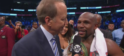 Reactia lui Mayweather dupa ce l-a facut KO pe McGregor. Ce mesaj a avut pentru irlandezii veniti la meci Reactia lui Mayweather dupa ce l-a facut KO pe McGregor. Ce mesaj a avut pentru irlandezii veniti la meci