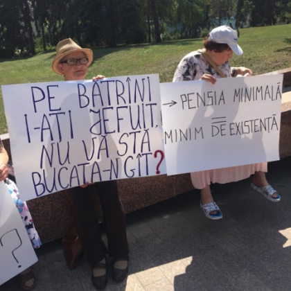 De Ziua Independentei au iesit la protest. Uniunea Pensionarilor protesteaza in fata Parlamentului: "Pe batrani i-ati jefuit, nu va sta bucata-n gat" - GALERIE FOTO De Ziua Independentei au iesit la protest. Uniunea Pensionarilor protesteaza in fata Parlamentului: "Pe batrani i-ati jefuit, nu va sta bucata-n gat" - GALERIE FOTO