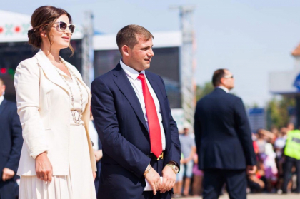 Eliberat din arest la domiciliu, desi este condamnat, Ilan Sor si-a organizat o sarbatoare fastuoasa de Ziua Independentei: s-a fotografiat din toate unghiurile alaturi de sotie si a postat imediat fotografiile pe internet - GALERIE FOTO