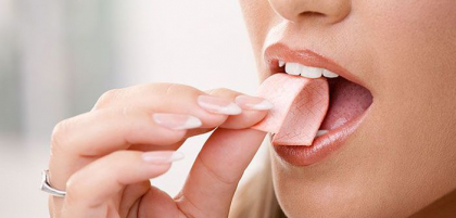 Mesteci guma cand esti la dieta? De ce sa nu mai faci asta niciodata Mesteci guma cand esti la dieta? De ce sa nu mai faci asta niciodata