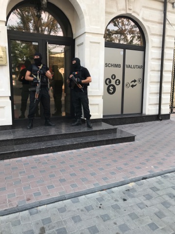 Perchezitii la o companie imobiliara din capitala intr-un dosar de evaziune fiscala: un director si un administrator, retinuti - FOTO Perchezitii la o companie imobiliara din capitala intr-un dosar de evaziune fiscala: un director si un administrator, retinuti - FOTO