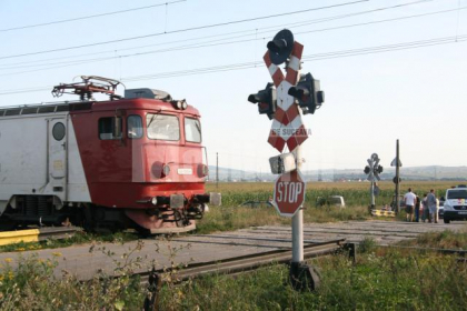 Grav accident la Cimislia pe calea ferata. Un sofer, transportat de urgenta la spital, dupa ce masina in care se afla a fost spulberata de un tren marfar Grav accident la Cimislia pe calea ferata. Un sofer, transportat de urgenta la spital, dupa ce masina in care se afla a fost spulberata de un tren marfar