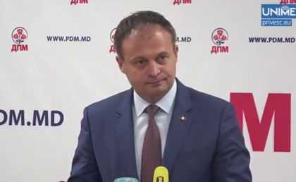 Candu, intrebat daca l-a vazut pe Plahotniuc zburand cu elicopterul: "Daca o face, asta inseamna ca se intereseaza de eficienta, o deplasare rapida presupune decizii mai rapide"