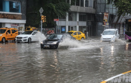 Inundatii puternice la Istanbul, ce au paralizat traficul in oras