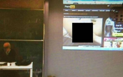 Profesor prins uitandu-se la filme pentru adulti, in timpul orelor de curs. Ce l-a dat de gol Profesor prins uitandu-se la filme pentru adulti, in timpul orelor de curs. Ce l-a dat de gol