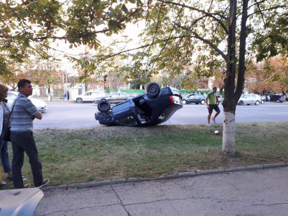 Cu rotile in sus. Grav accident in sectorul Rascani, doua masini s-au ciocnit violent, in urma impactului una s-a rasturnat - FOTO