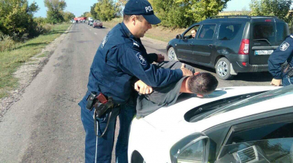 Un sofer care ar fi urcat beat la volan, urmarit pe strazile din Balti si pus la pamant de politisti. Ce alcoolemie avea barbatul - GALERIE FOTO Un sofer care ar fi urcat beat la volan, urmarit pe strazile din Balti si pus la pamant de politisti. Ce alcoolemie avea barbatul - GALERIE FOTO