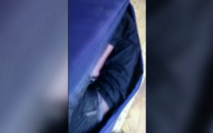 A incercat sa intre ilegal in Spania ascuns intr-o valiza. Ce a facut cand a fost descoperit