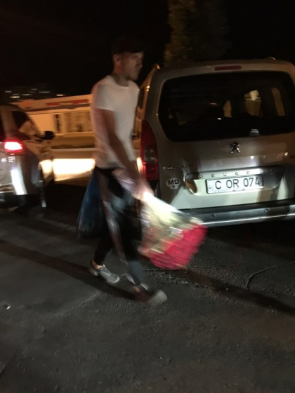 Aglomeratie la pietele de flori din capitala inainte de 1 septembrie - florile sunt la mare cautare. Pe unele strazi chiar s-au format ambuteiaje - VIDEO Aglomeratie la pietele de flori din capitala inainte de 1 septembrie - florile sunt la mare cautare. Pe unele strazi chiar s-au format ambuteiaje - VIDEO