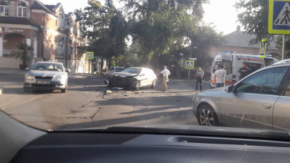Grav accident in aceasta dimineata la o intersectie din capitala. In urma impactului o femeie a fost transportata de urgenta la spital - GALERIE FOTO Grav accident in aceasta dimineata la o intersectie din capitala. In urma impactului o femeie a fost transportata de urgenta la spital - GALERIE FOTO
