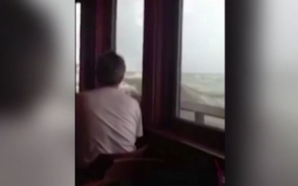 Surpriza la dejun. Clientii unui restaurant au fost surprinsi de un val care a spart ferestrele localului. VIDEO Surpriza la dejun. Clientii unui restaurant au fost surprinsi de un val care a spart ferestrele localului. VIDEO