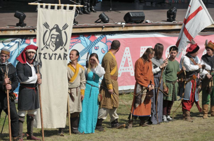 Atmosfera de poveste la Festivalul Medieval din Vatra 2017. GALERIE FOTO impresionanta care te duce cu gandul la secolul XII-XVI Atmosfera de poveste la Festivalul Medieval din Vatra 2017. GALERIE FOTO impresionanta care te duce cu gandul la secolul XII-XVI