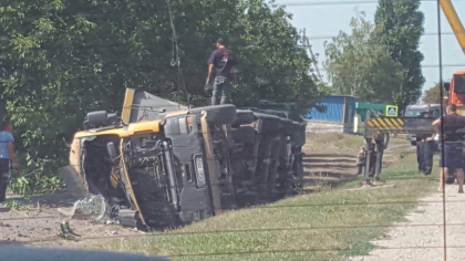 Un camion incarcat cu pietris s-a rasturnat in apropiere de Braviceni - FOTO