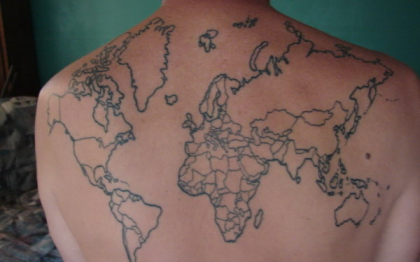 Un american si-a tatuat harta lumii pe spate si coloreaza fiecare tara pe care o viziteaza. FOTO Un american si-a tatuat harta lumii pe spate si coloreaza fiecare tara pe care o viziteaza. FOTO