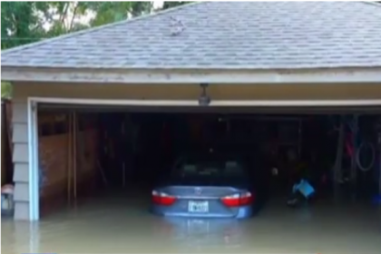 Cel putin un milion de masini, distruse in Texas in urma inundatiilor provocate de uraganul Harvey - FOTO