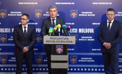 3 politisti, dar si patru barbati, care s-au aflat in aceeasi celula cu Andrei Braguta, retinuti: "Avea lovituri pe cap si membre. Victima a cerut ajutor prin batai la usa" 3 politisti, dar si patru barbati, care s-au aflat in aceeasi celula cu Andrei Braguta, retinuti: "Avea lovituri pe cap si membre. Victima a cerut ajutor prin batai la usa"