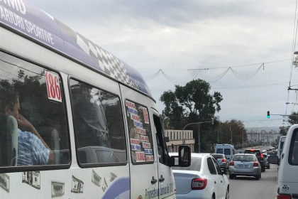 Copiii intarzie la scoala, iar adultii - la serviciu. Trafic blocat in capitala odata cu inceperea noului an de studii. Microbuzele sunt pline pana la refuz, iar soferii sunt prinsi in ambuteiaje - GALERIE FOTO Copiii intarzie la scoala, iar adultii - la serviciu. Trafic blocat in capitala odata cu inceperea noului an de studii. Microbuzele sunt pline pana la refuz, iar soferii sunt prinsi in ambuteiaje - GALERIE FOTO