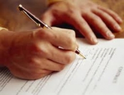 Oficial primeau 2 mii de lei salariu, in realitate - sute de mii.  Seful unor companii autohtone, retinut de CNA pentru spalare de bani. Intr-un an, ar fi platit angajatilor 4 mln de euro, bani din off-shore